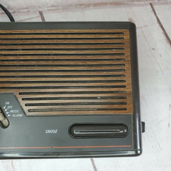 Vintage General Electric Alarm Clock Radio AM/FM (Model 7-4612A). Tested - Picture 8 of 12
